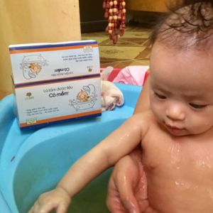 Không cần đun đun nấu nấu lá tắm, mẹ Việt chăm con nhàn tênh